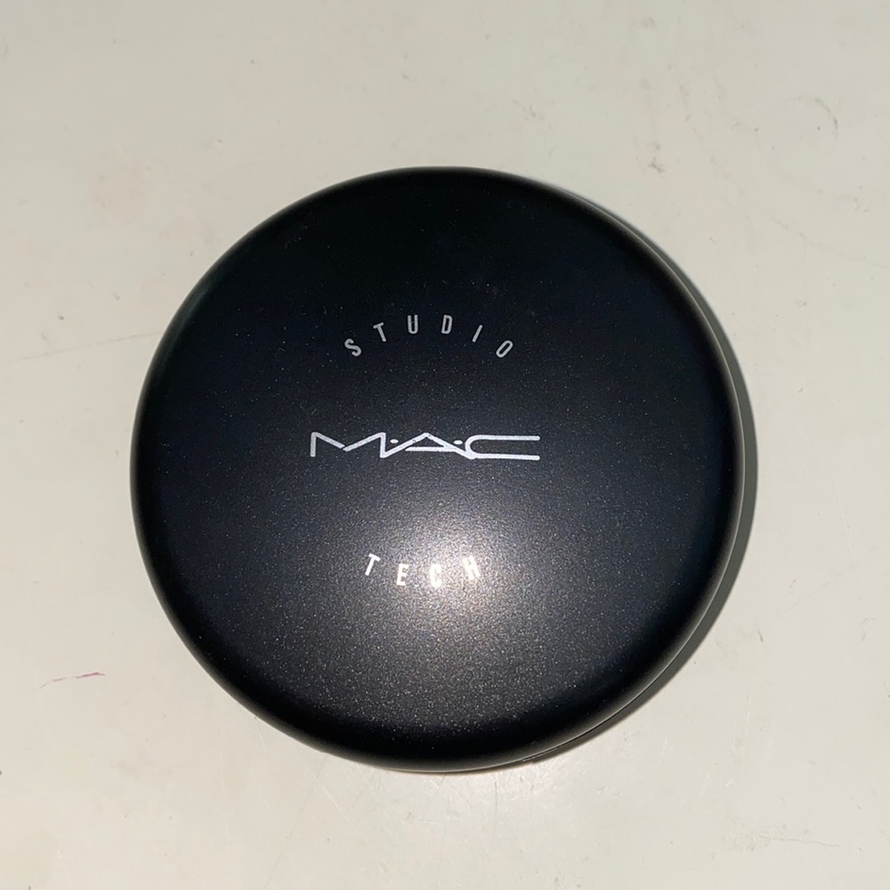MAC COSMETICS STUDIO TECH FOUNDATION NW20!!